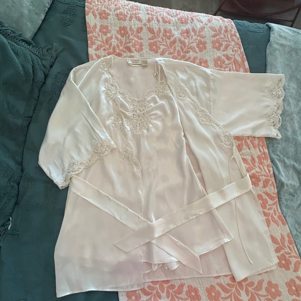 VTG Gold Label Victoria's Secret Satin and Lace Peignoir Set with Tulle Back!!!✨ - Picture 16 of 16